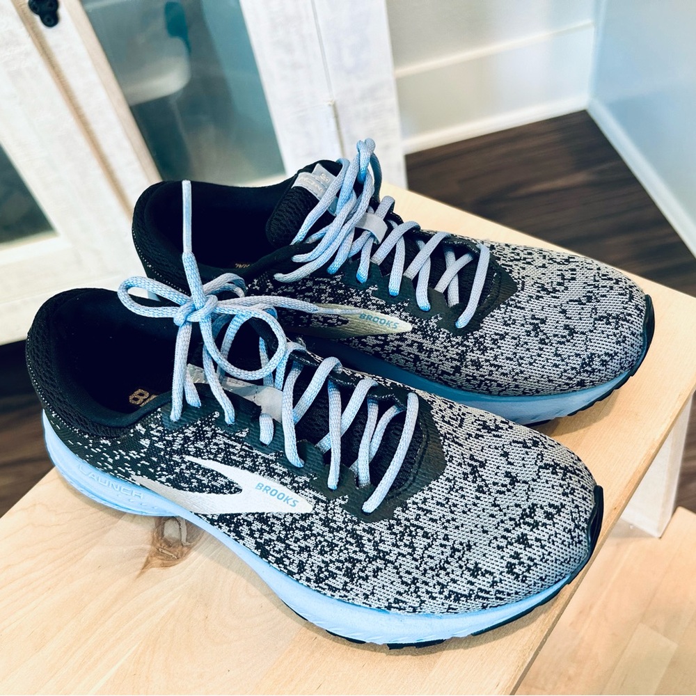 (SOLD) BROOKS BEAUTIFUL METALLIC GREY RUNNING TENNIS SHOES SZ 6.5 (RTL $120)